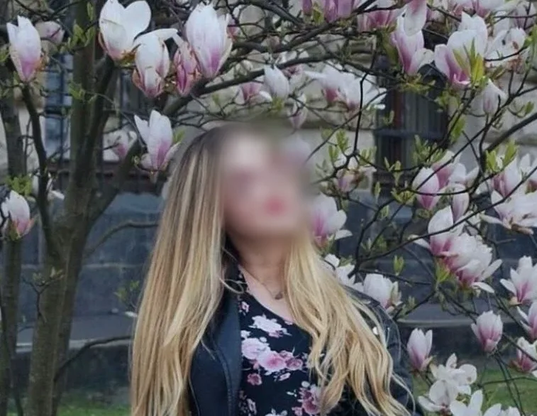 Zoe, 25